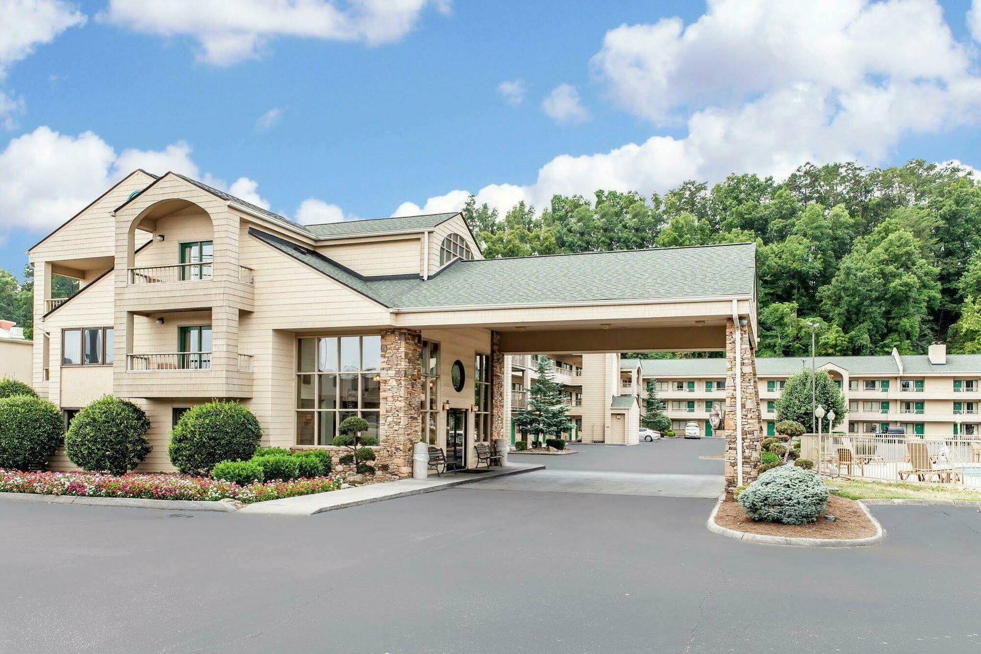 Quality Inn & Suites At Dollywood Lane Pigeon Forge Exterior foto